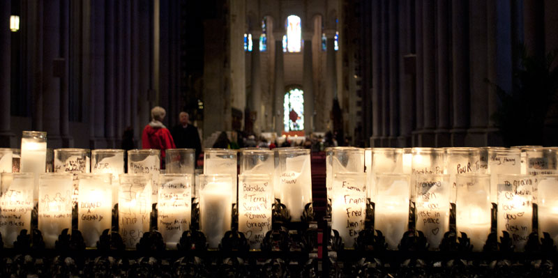velas encendidas dentro de la catedral